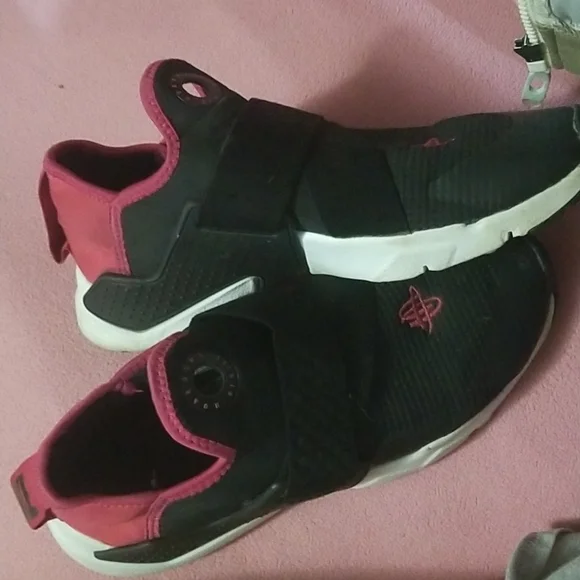 Hurache Sneakers - Picture 2 of 3